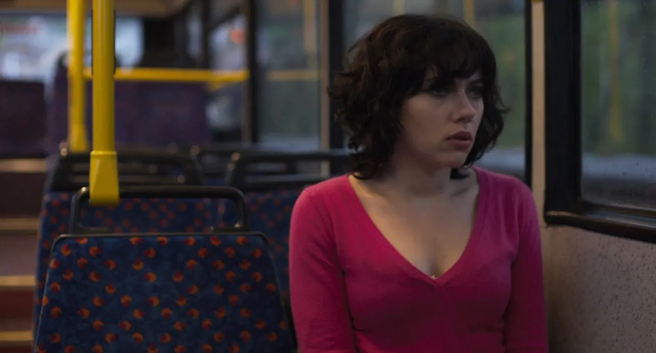 Under the Skin 2013 Hindi Dual Audio 720p BluRay [850MB] Screenshot